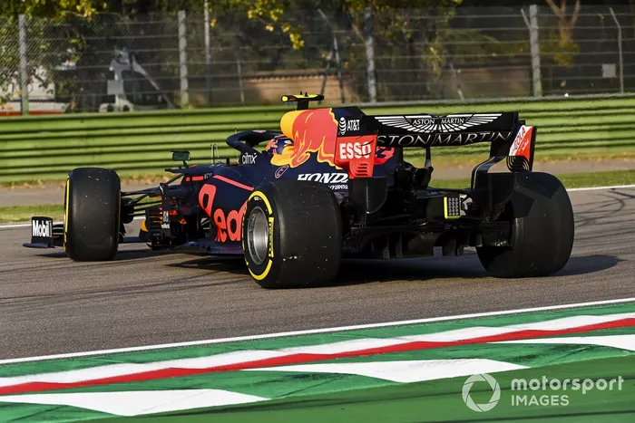 Alex Albon, Red Bull Racing RB16, spins
