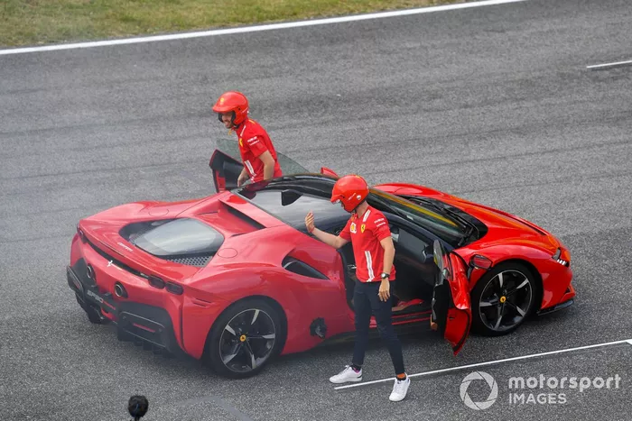 Sebastian Vettel, Ferrari, guida una SF90 Stradale