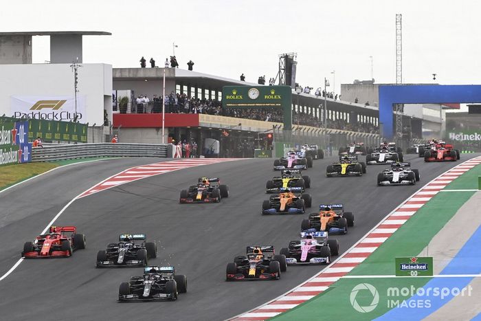 Lewis Hamilton, Mercedes F1 W11, Valtteri Bottas, Mercedes F1 W11, Max Verstappen, Red Bull Racing RB16, Charles Leclerc, Ferrari SF1000, Sergio Pérez, Racing Point RP20, y el resto de la parrilla en la salida.
