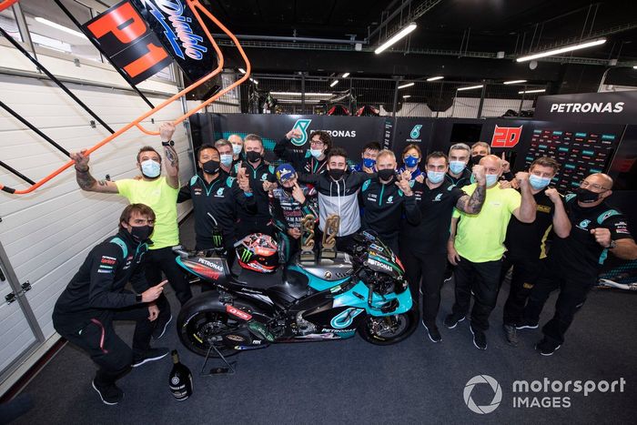 Ganador Fabio Quartararo, Petronas Yamaha SRT celebra con el Petronas Yamaha SIC team