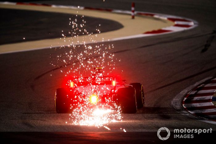 Kevin Magnussen, Haas VF-20 sacando chispas