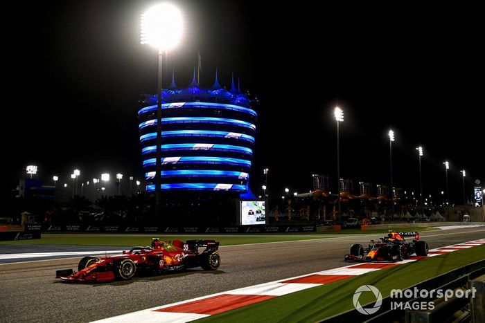 Carlos Sainz Jr., Ferrari SF21, Sergio Pérez, Red Bull Racing RB16B