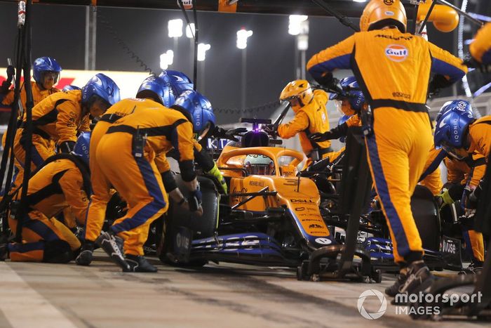 Daniel Ricciardo, McLaren MCL35M, en pits