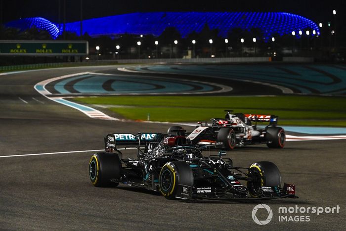 Lewis Hamilton, Mercedes F1 W11, Pietro Fittipaldi, Haas F1 Haas VF-20