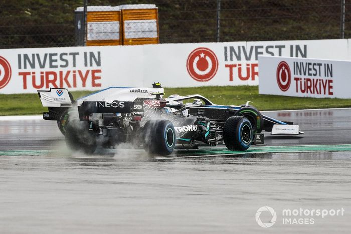 Valtteri Bottas, Mercedes F1 W11 y Nicholas Latifi, Williams FW43 al inicio