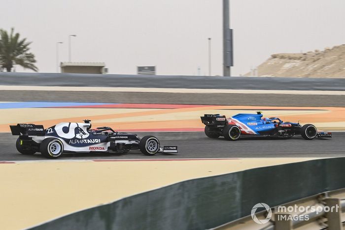Esteban Ocon, Alpine A521, Yuki Tsunoda, AlphaTauri AT02 