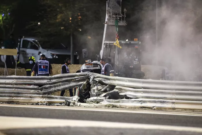 El agujero del impacto en la barrera de Armco donde el Haas VF-20 de Romain Grosjean lo golpeó