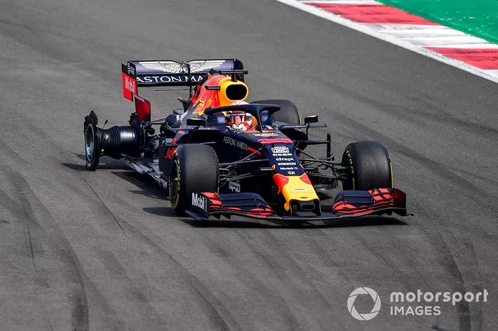Max Verstappen, Red Bull Racing RB15 con un pinchazo