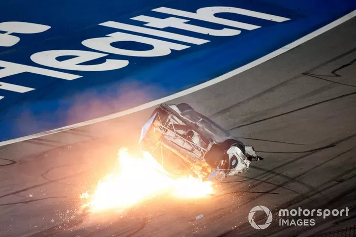 El accidente de Ryan Newman, Roush Fenway Racing, Ford Mustang Koch Industries en la última vuelta