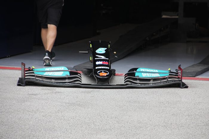 El alerón delantero del Mercedes W12