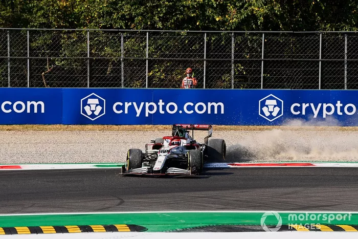 Robert Kubica, Alfa Romeo Racing C41, hace un trompo tras el toque con Yuki Tsunoda, AlphaTauri 
