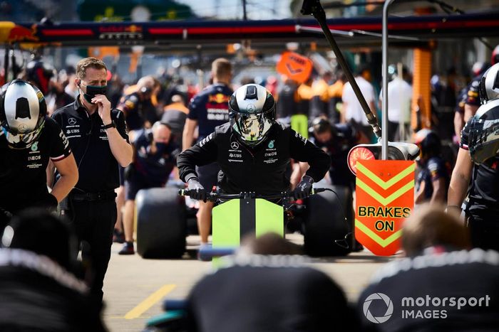 El hombre del gato delantero del equipo de boxes de Mercedes que fue aventado por Lewis Hamilton, Mercedes W12