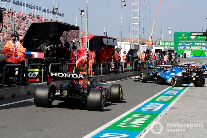 Fernando Alonso, Alpine A521, Sergio Pérez, Red Bull Racing RB16B, en pit lane