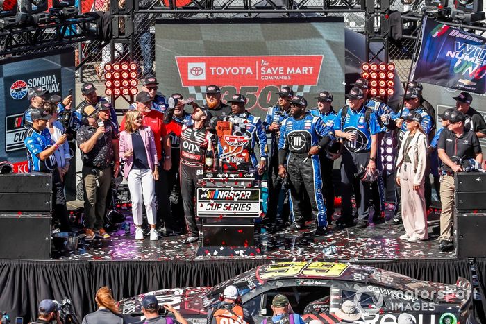 Daniel Suárez, TrackHouse Racing, Onx Homes / Renu Chevrolet Camaro celebra su victoria