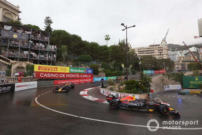 Sergio Pérez, Red Bull Racing RB18, Max Verstappen, Red Bull Racing RB18, en la vuelta de formación