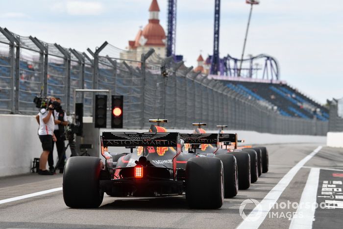 Coches en cola en la salida de pitlane