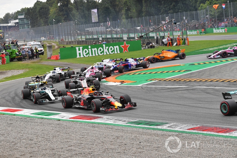 Max Verstappen, Red Bull Racing RB14, Valtteri Bottas, Mercedes AMG F1 W09 and Romain Grosjean, Haas F1 Team VF-18 at the start of the race