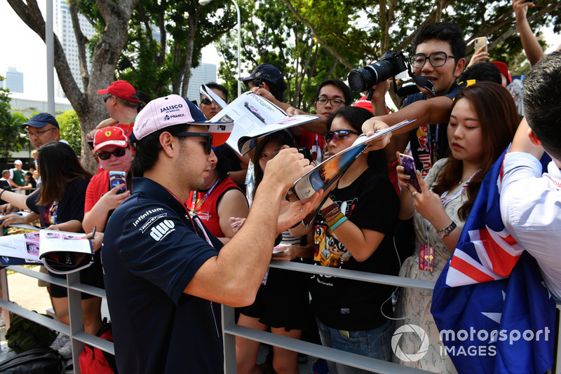 Sergio Perez, Racing Point Force India F1 Team, memberi tanda tangan