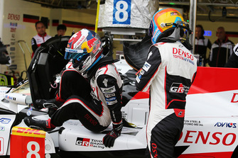 #8 Toyota Gazoo Racing Toyota TS050: Sébastien Buemi, Fernando Alonso, in the pits