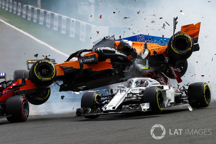 Charles Leclerc, Sauber C37, Fernando Alonso, McLaren MCL33 