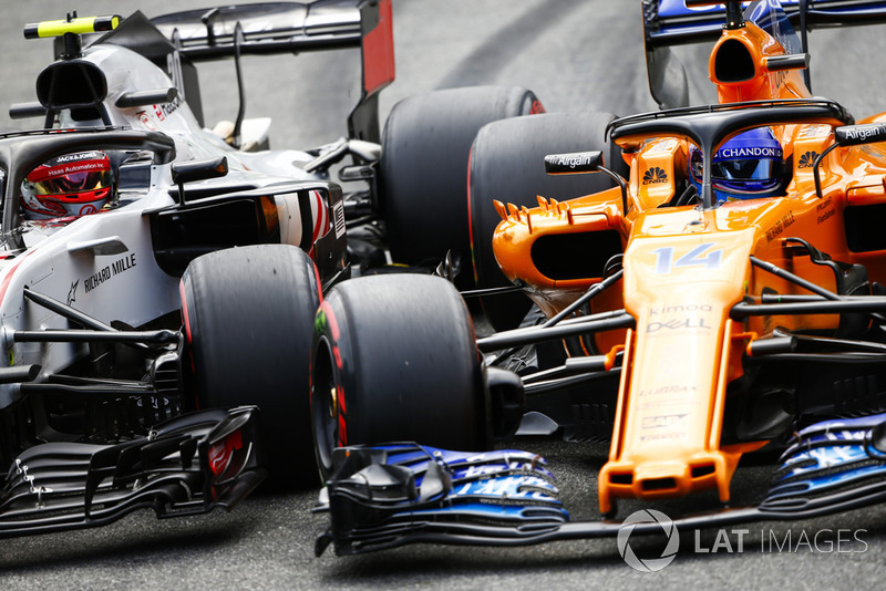 Kevin Magnussen, Haas F1 Team VF-18, and Fernando Alonso, McLaren MCL33, go wheel-to-wheel