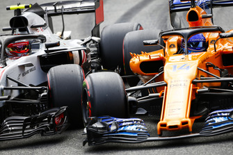 Kevin Magnussen, Haas F1 Team VF-18, en Fernando Alonso, McLaren MCL33, duelleren