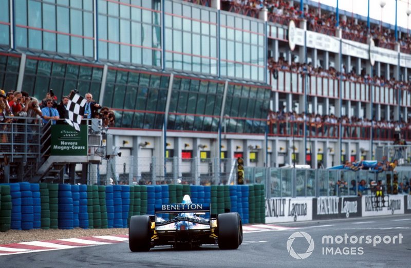 Michael Schumacher, Benetton B195, passe sous le drapeau à damier en vainqueur