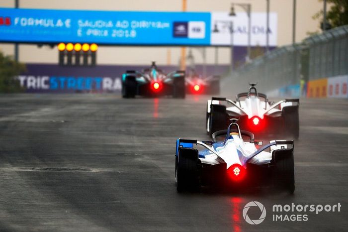 Acción bajo la lluvia