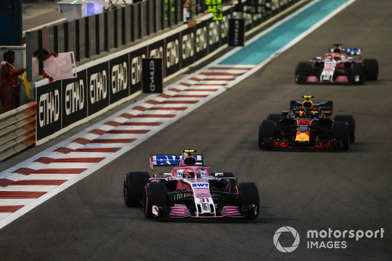 Esteban Ocon, Racing Point Force India VJM11, precede Max Verstappen, Red Bull Racing RB14, e Sergio Perez, Racing Point Force India VJM11