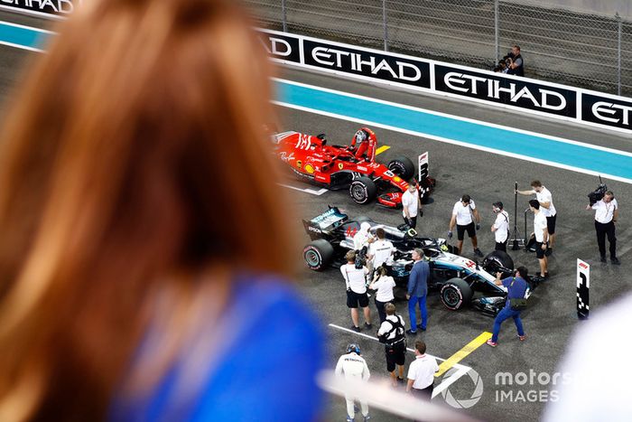 Ganador de la pole Lewis Hamilton, Mercedes AMG F1 W09 EQ Power+ celebra