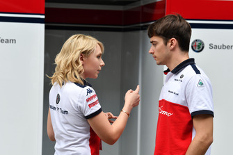 Charles Leclerc, Alfa Romeo Sauber F1 Team e Ruth Buscombe, ingegnere della strategia, Alfa Romeo Sauber F1 Team