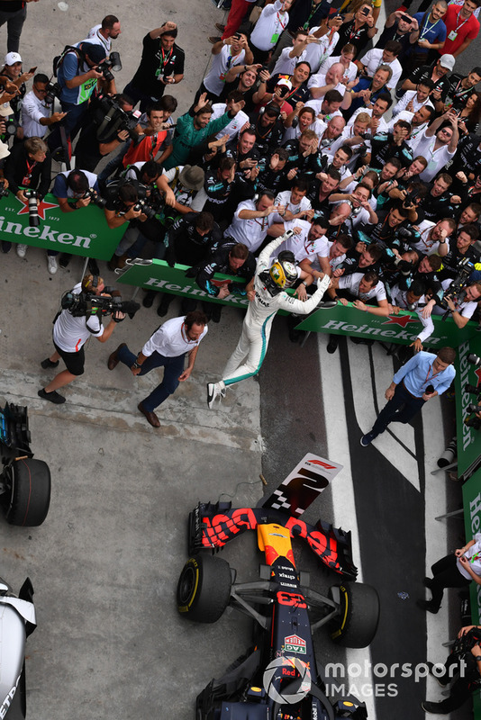 Il vincitore della gara Lewis Hamilton, Mercedes AMG F1, festeggia nel parco chiuso