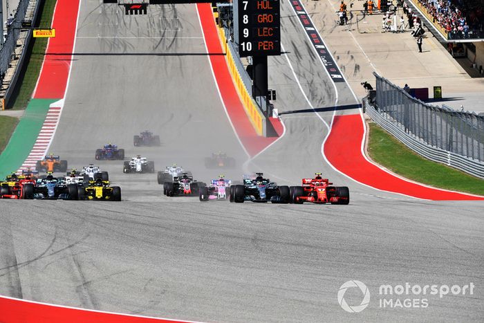 Kimi Raikkonen, Ferrari SF71H y Lewis Hamilton, Mercedes-AMG F1 W09 en la salida