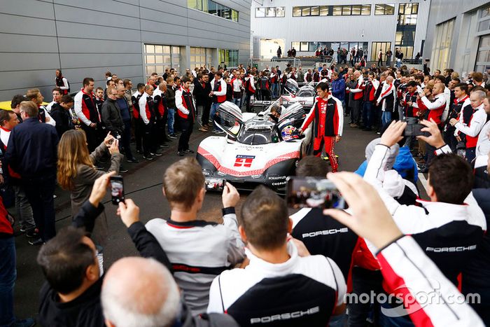 Miembros del equipo Porsche en el centro de investigación y desarrollo en Weissach con el Porsche 919 Hybrid EvoPorsche 919 Hybrid Evo en las carreteras públicas alemanas