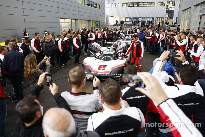 Члени команди Porsche Team разом із Porsche 919 Hybrid Evo