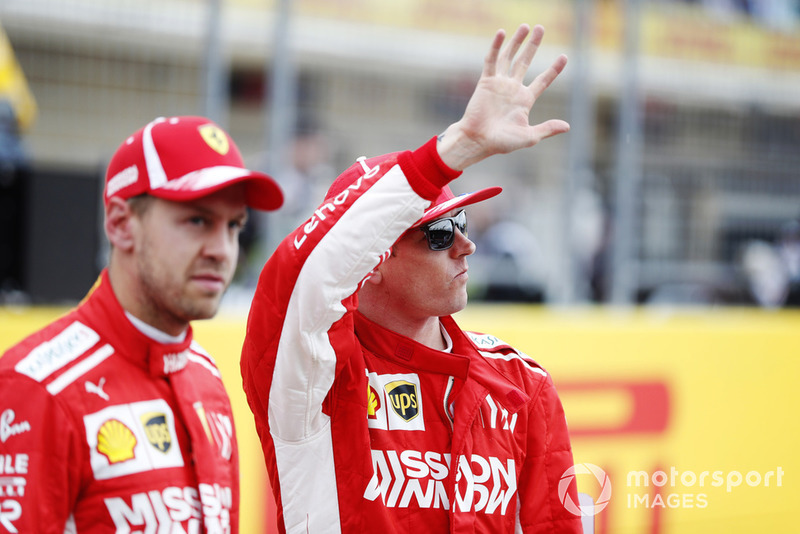 Sebastian Vettel, Ferrari, et Kimi Raikkonen, Ferrari, saluent les fans