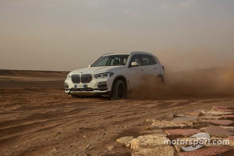 BMW X5 на пісочному треку Монці
