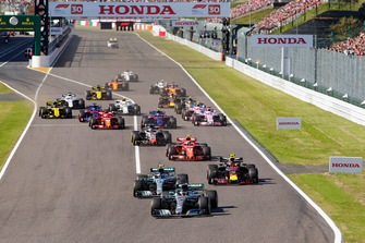 Lewis Hamilton, Mercedes AMG F1 W09 EQ Power+, voor Valtteri Bottas, Mercedes AMG F1 W09 EQ Power+, Max Verstappen, Red Bull Racing RB14, Kimi Raikkonen, Ferrari SF71H, Romain Grosjean, Haas F1 Team VF-18, Sebastian Vettel, Ferrari SF71H, en de rest van het veld