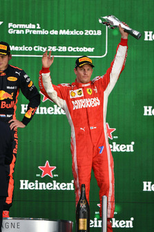 Kimi Raikkonen, Ferrari sur le podium avec le trophée