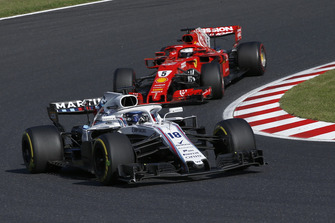 Lance Stroll, Williams FW41 y Sebastian Vettel, Ferrari SF71H