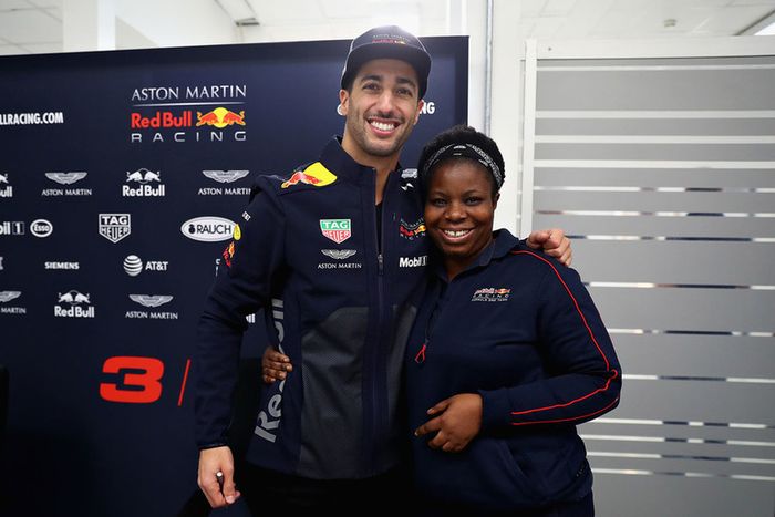 Daniel Ricciardo, Red Bull Racing, posa para una foto con un miembro de Red Bull Racing