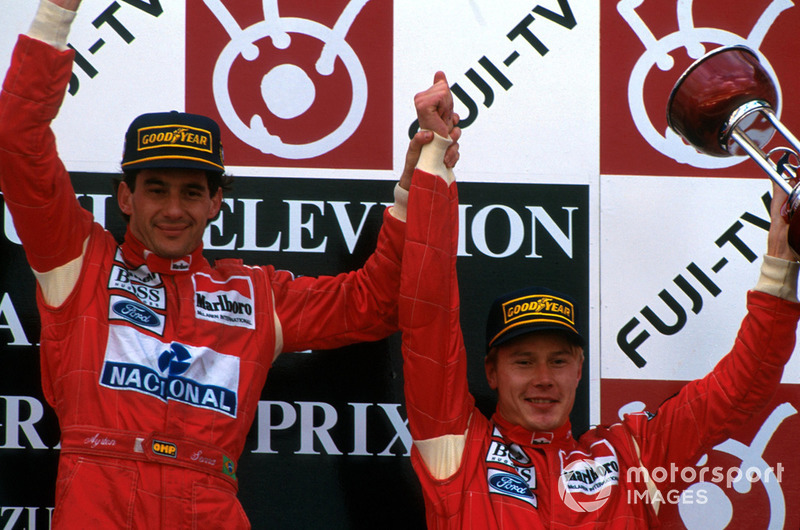 Podium : le vainqueur Ayrton Senna, McLaren, et le troisième Mika Hakkinen, McLaren