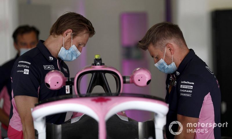 Miembros de Racing Point en el garaje