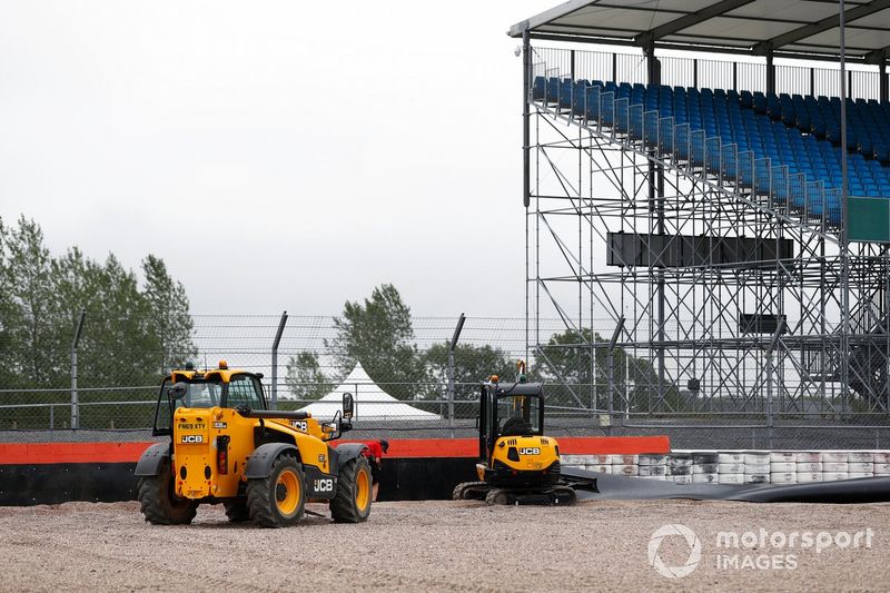 La maquinaria que instala las barreras nuevas de Silverstone