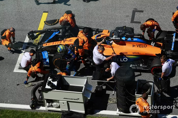 Lando Norris, McLaren MCL35, sulla griglia di partenza