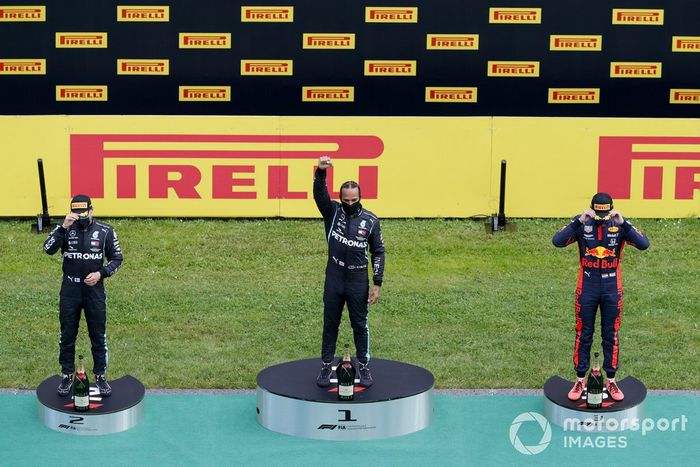 Podio: ganador de la carrera Lewis Hamilton, Mercedes-AMG Petronas F1, segundo lugar Valtteri Bottas, Mercedes-AMG Petronas F1 y el tercer lugar Max Verstappen, Red Bull Racing