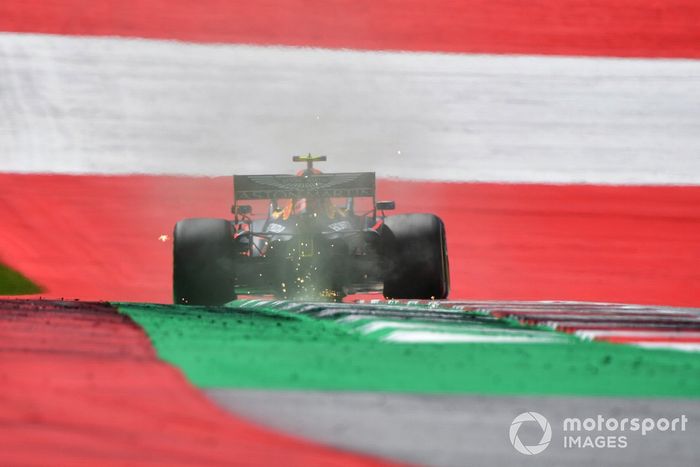 Chispas de la parte trasera del coche de Alex Albon, Red Bull Racing RB16