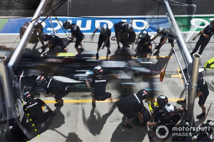 Mercedes en el pit stop practica con el monoplaza de Valtteri Bottas, Mercedes F1 W11 