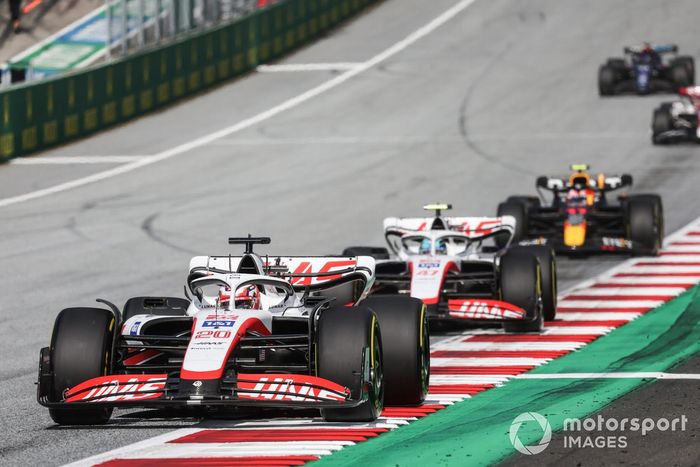 Kevin Magnussen, Haas VF-22, Mick Schumacher, Haas VF-22, Sergio Pérez, Red Bull Racing RB18