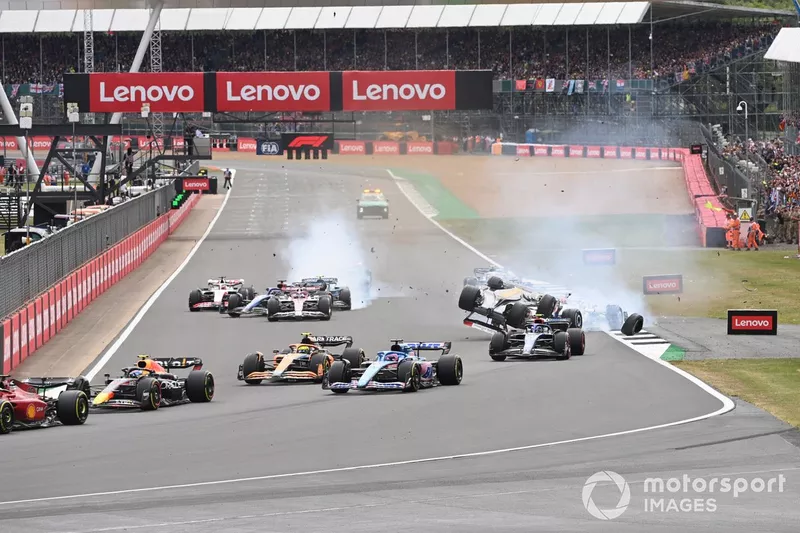 L' incidente alla partenza tra George Russell, Mercedes W13, Zhou Guanyu, Alfa Romeo C42, Alex Albon, Williams FW44, Esteban Ocon, Alpine A522, Yuki Tsunoda, AlphaTauri AT03.